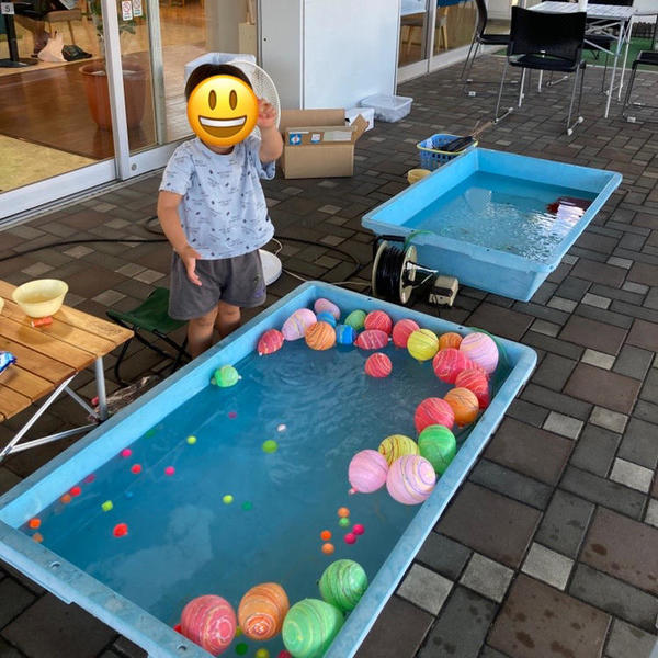 お店のイベントのヨーヨーすくいにおおはしゃぎ