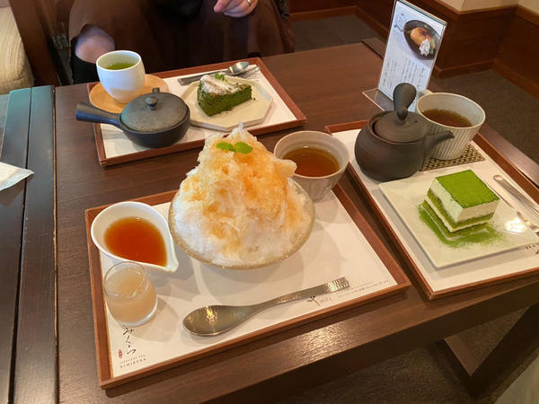ゆるキャンで知ったきみくら本店さんにやっとこさいくことができ、これまたあれこれ頼んでしまった絵面になります。ティラミス等人気なのですが2人的には期間限定メニューの梨と和紅茶のかき氷(写真左下)が美味!!