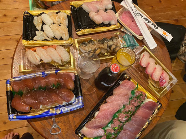 浜松の格安持ち帰り寿司で有名なまぐろ館魚寿司さんで晩御飯を確保。値段も300円のものから1000円の盛り合わせまで種類も豊富なのでぜひ行って欲しい。漬けマグロが美味しかったぁ。