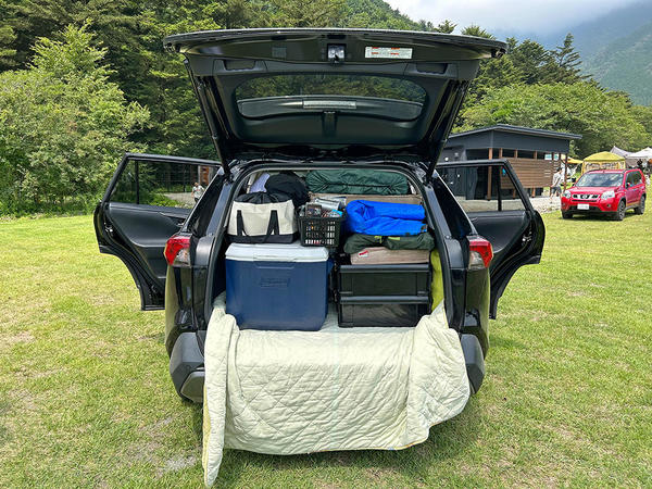 RAV4にキャンプ道具積み込み