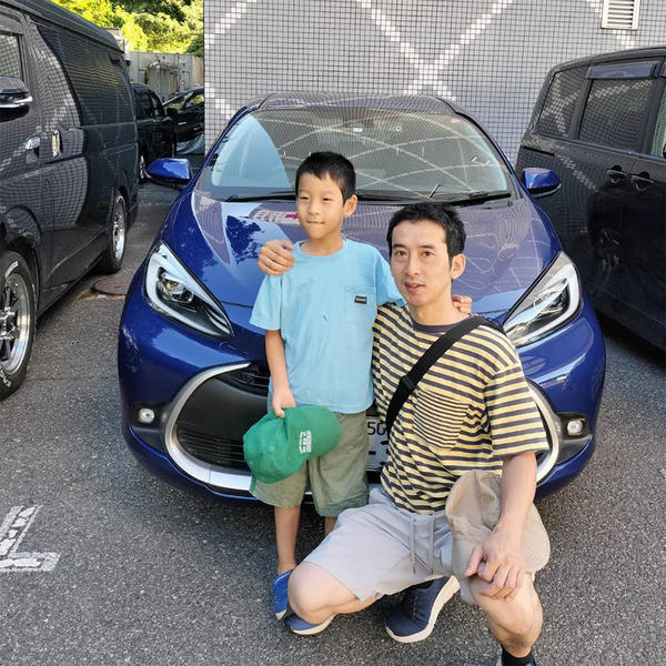 ホテルの前の駐車場にて