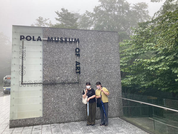 箱根MOA美術館…写真嫌いな娘がポーズしてくれました