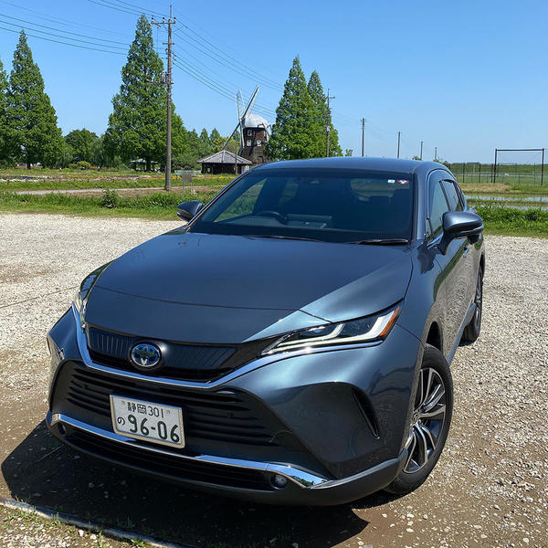 柏市あけぼの山農業公園の風車の前で