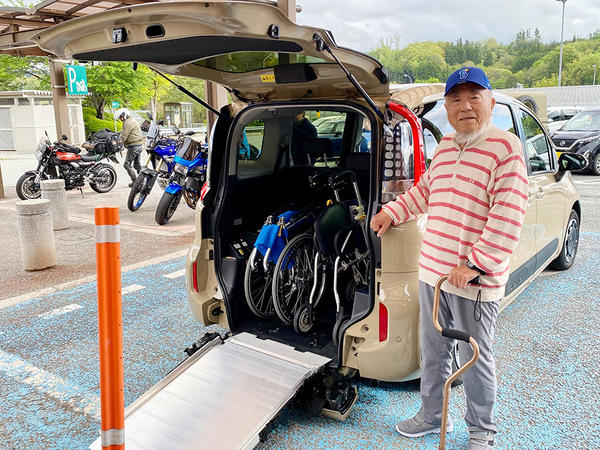 車椅子・歩行器・杖、いろいろ持っていきます。お土産もたくさん積んで。