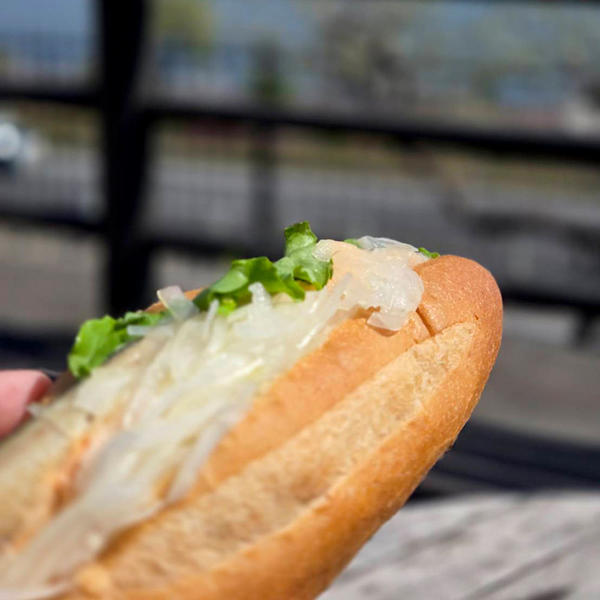 サバサンドの朝ごはん。サバが半身入ってて、食べ応えすごい