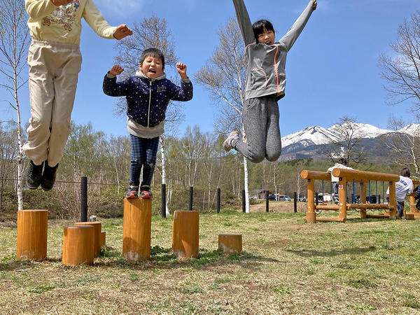 乗鞍岳をバックに、たくさんあそんだアスレチック広場でジャーンプ！子供たち１番のお気に入りでした！
