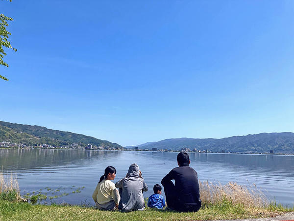 諏訪湖の湖畔で一休み中の一枚。うっすらと富士山も見えていました。