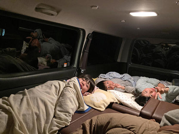 帰宅後の車中泊。みんなで横になっても十分な広さでした。旅の疲れもあり、朝までぐっすりさん。