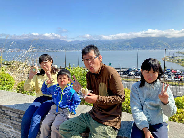 行きの諏訪湖SAにて休憩中。諏訪湖を見ながら、おやきを食べてにこにこ！