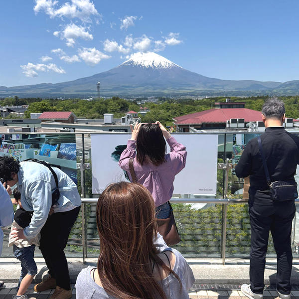 御殿場アウトレットにて富士山と2人娘