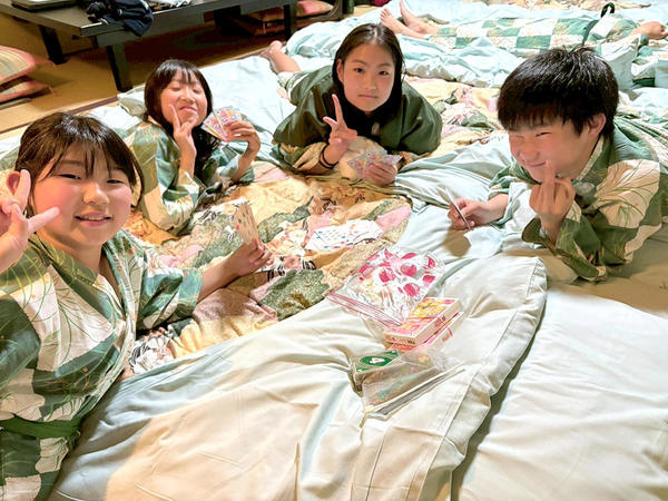 普段名古屋と静岡で会えないので、孫たちは雑談会です