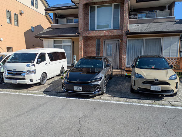 愛車のハイエースと妻のヤリスクロス