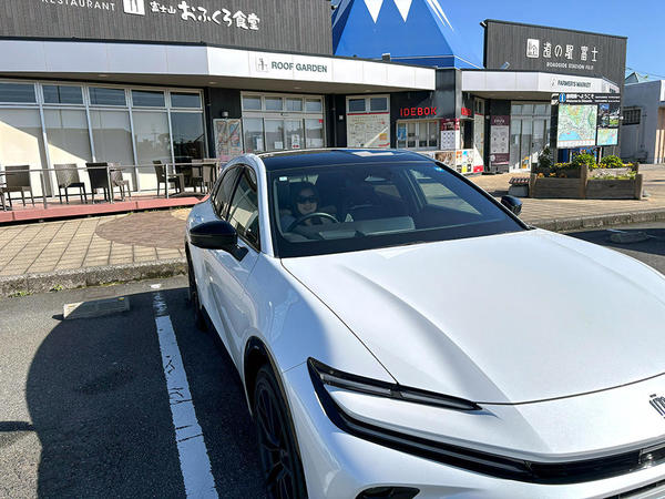 道の駅富士にてクラウンスポーツ運転席に座る長女