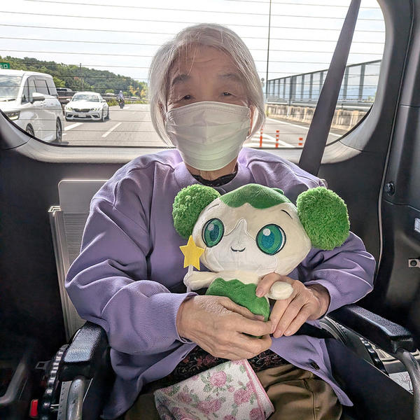 車いすのまま乗車しご機嫌な母